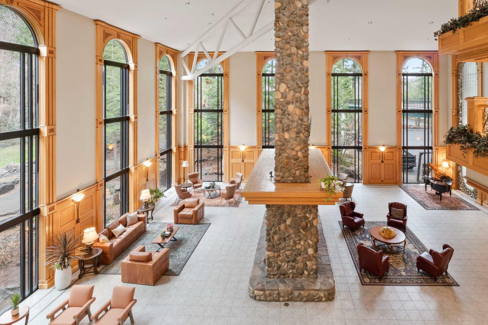 Bonneville Hot Springs & Hotel 3*